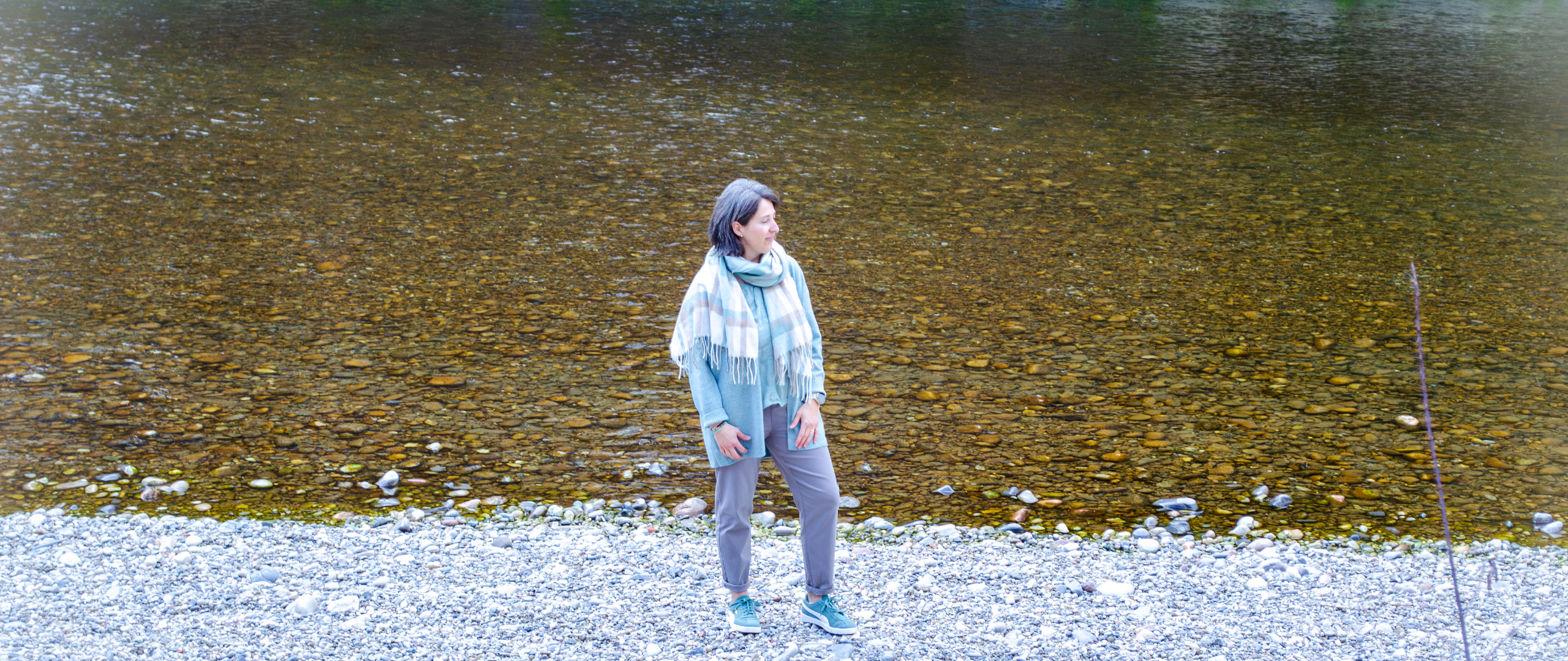 Marlene Blaser am Ufer eines Flusses