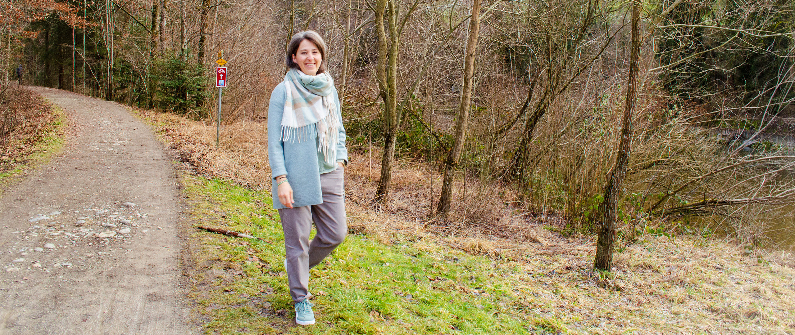 Marlene Blaser auf einem Waldweg in der Natur